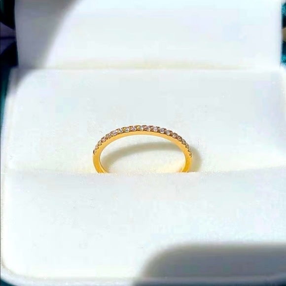 Solid 18k gold diamond band - Picture 6 of 11